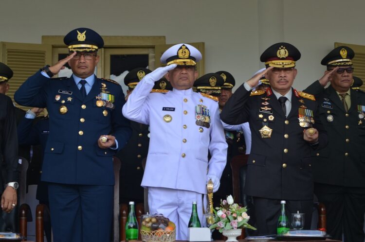 Danlantamal II Hadiri Upacara HUT TNI Ke 79 di Halaman Gubernur Sumbar 1 IKUTI—Komandan Pangkalan Utama TNI AL Danlantamal II Laksamana Pertama TNI Sarimpunan Tanjung, Danlanud Sutan Syahrir Kolonel Nav Sani Salman Nuryadin, Kapolda Sumbar Irjen Pol Suharyono.S.Ik.,M.Hum, ikuti HUT TNI Ke 79.