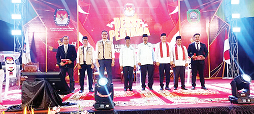 Debat Pertama Calon Bupati dan Wakil Bupati Pasaman 2024, Tiga Pasangan Calon Bersaing di GOR Tuanku Rao 1 DEBAT PASLON— Komisi Pemilihan Umum (KPU) Pasaman menggelar Debat Pertama Calon Bupati dan Wakil Bupati Pasaman Tahun 2024 di GOR Tuanku Rao pada Senin (28/10).