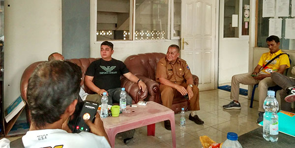 Gubernur Cup 2024 Siap Dihelat, 76 Kuda Adu Cepat dalam 16 Race 1 KONFERENSI PERS— Ketua Harian Pordasi Payakumbuh sekaligus panitia pelaksana Mardian Fernandes bersama pembina Pordasi Dasril memberikan keterangan terkait persiapan iven Paca Kuda bertajuk Piala Gubernur 2024, yang akan digelar, Minggu (13/10) di Gelanggang Pacuan Kuda, Kubu Gadang, Kota Payakumbuh.