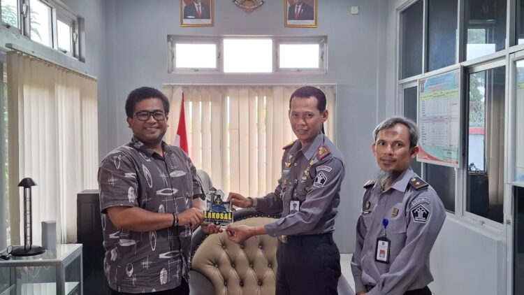 Koordinasi dengan Puskesmas Kolok, Lapas Narkotika Kelas III Perkuat Layanan Kesehatan 1 SAMBUT—Kunjungan dari Puskesmas Kolok yang diwakili oleh dr. Ilham disambut Kalapas Narkotika Sawahlunto Fajar Nurcahyo Asyifa.