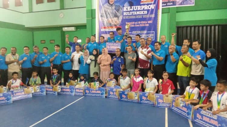 Lima Puluh Kota Juara Umum Kejurprov Bulutangkis se-Sumbar 1 KEJURPROV BULUTANGKIS— Anggota DPRD Sumbar, Hj.Aida, bersama para pemenang Kejurprov Bulutangkis se-Sumbar.