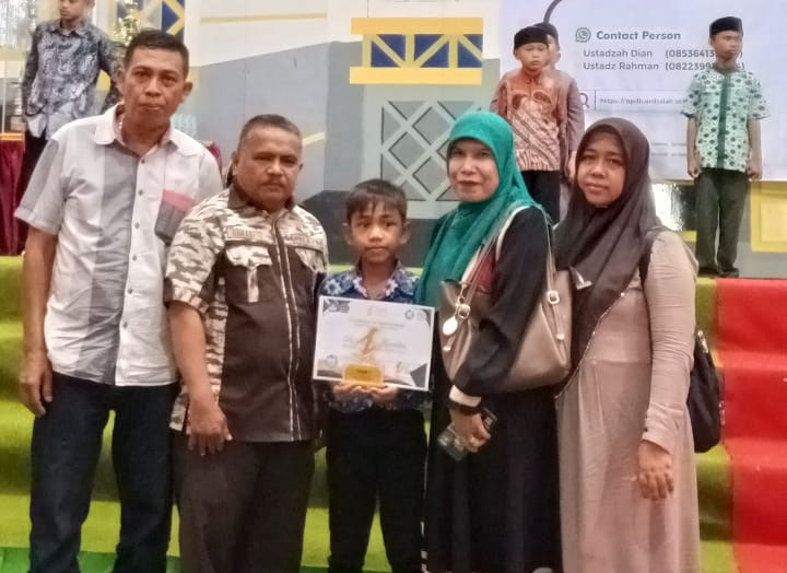 Lomba Puisi Tingkat SD/MI se Sumbar, Arkan Said Ramadhan Raih Juara I 1 JUARA IāPutra Muaro Kalaban, Pintu Lubang, Arkan Said Ramadhan (Siswa Kelas V) MIN 3 Kota Sawahlunto, berhasil meraih Juara I Cabang Lomba Puisi tingkat SD/MI se-Sumbar.