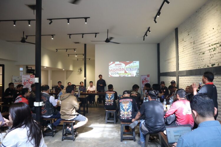 Puncak Peringatan Hari Pelanggan Nasional, Menara Agung Ajak Konsumen Setia Honda Berdiskusi Santai 1 DISKUSI SANTAU-Suasana diskusi santai manajemen PT Menara Agung dengan konsumen setia Honda.