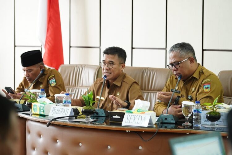 Mendekati Akhir Tahun, Pemkab Solsel Evaluasi Pelaksanaan Kegiatan Fisik 1 SAMBUTAN— Pjs. Bupati Solok Selatan Adib Alfikri, saat berikan sambutan pada rapat evaluasi, kemarin.