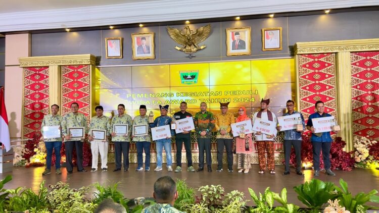 Pelaku Usaha Pariwisata Terus Didorong Berinovasi 1 BERSAMA—Sekretaris Daerah Padangpariaman Rudy Repenaldi Rilis, bersama Plt Gubernur Audy Joinaldy usai acara pariwisata baru baru ini.