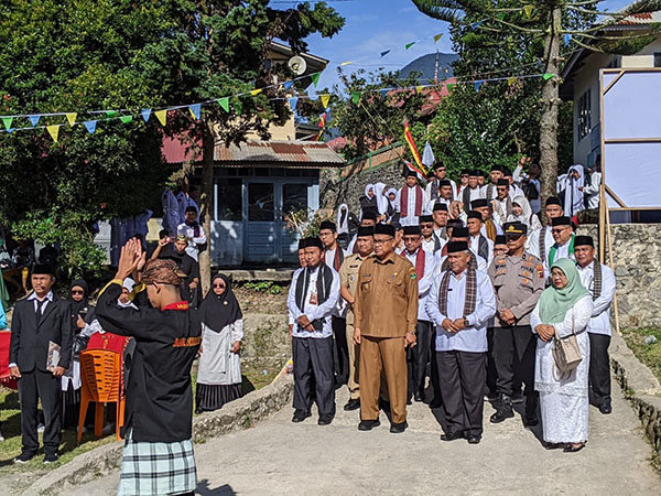 Meriahkan Hari Santri Nasional, Kemenag Tanah Datar Gelar Upacara dan Unjuk Bakat Santri 1 FOTO BERSAMA—Pjs Bupati Arry Yuswandi foto bersama usai upacara.