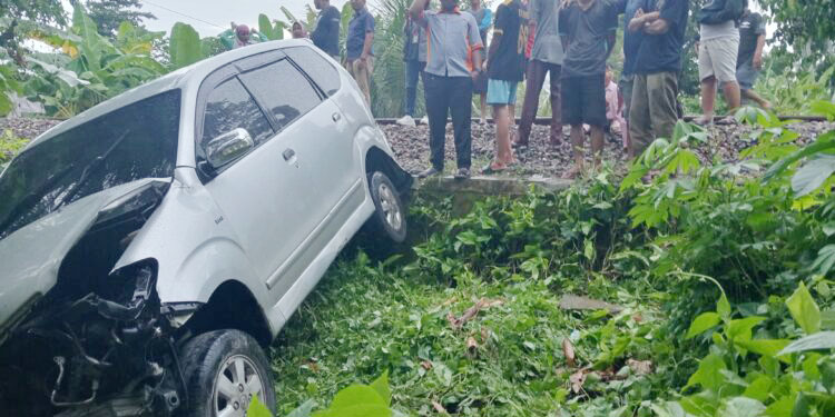 Mobil Avanza Ringsek Tertabrak Kereta Api, Sopir Cuma Luka Ringan 1 TERTABRAK— Kondisi mobil Avanza yang tertabrak kereta api di Pariaman.