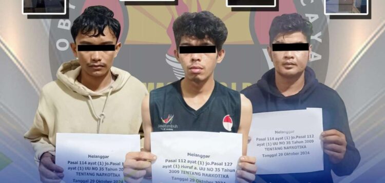 2 Pengedar dan 1 Pemakai Ditangkap Polres Payakumbuh 1 NARKOBA— Dua pengedar dan satu pemakai ditangkap Tim Satresnarkoba Polres Payakumbuh.