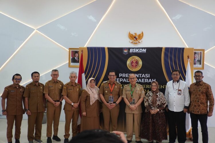 Nominator Kota Terinovatif, Pj Wako Sonny Paparkan Inovasi Unggulan dalam IGA 2024 1 BERSAMA—Pj Wako Padang Panjang Sonny bersama para pejbata di 11 kota se Indonesia yang mendapat penghargaan sebagai Nominator Kota Terinovatif.