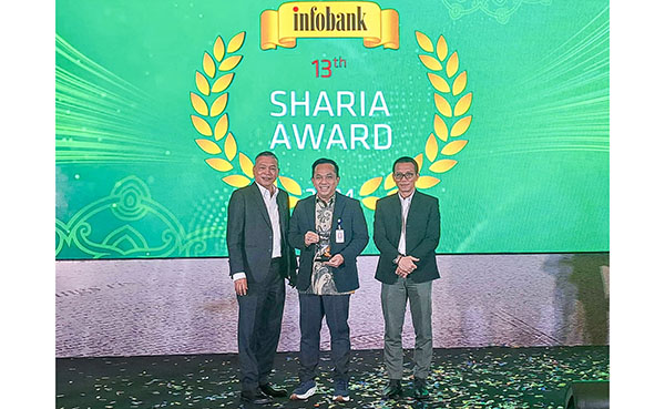 UUS Bank Nagari Raih The Best Performance Sharia Banking Bussiness Unit 1 PRESTASI— Dirut sekaligus Pjs Direktur Kredit dan Syariah Bank Nagari menerima penghargaan The Best Performance Sharia Banking Bussiness Unit 2024 di Shangri-La Hotel, Jakarta, kemarin.