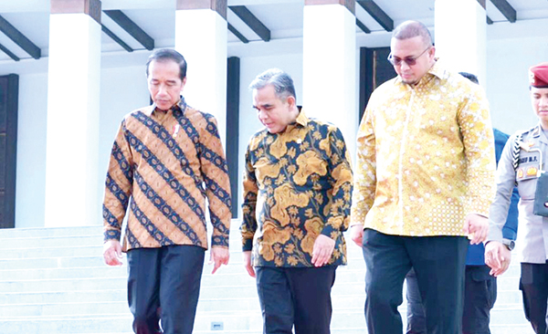 DAMPINGI— Sekretaris Fraksi Gerindra MPR RI, H Andre Rosiade mendampingi Presiden RI Joko Widodo dan Ketua MPR RI Ahmad Muzani meresmikan Istana Negara di IKN, Kalimantan Timur, Jumat (11/10).