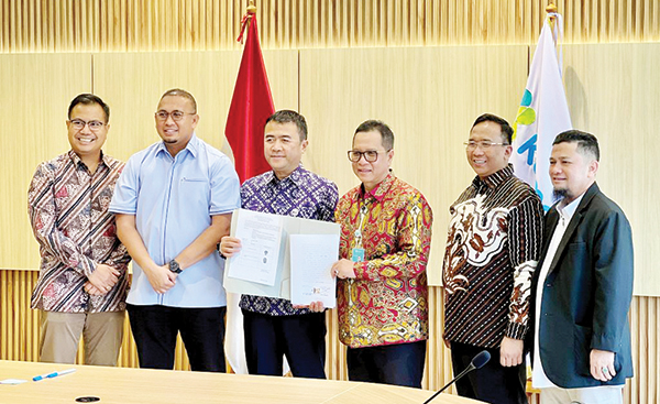 Pelepasan Aset KAI untuk Pengembangan RSUP M Djamil Tuntas, Andre Rosiade: Perjuangan Kami Berhasil! 1 PENANDATANGANAN PERJANJIAN— Penandatangan perjanjian tentang ganti rugi atas pelepasan aset milik PT KAI (Persero) untuk pengembangan pelayanan KRIS di RSUP M Djamil Padang, di gedung dr. Adhyatma Kementerian Kesehatan, Jakarta Selatan, Selasa (15/10).