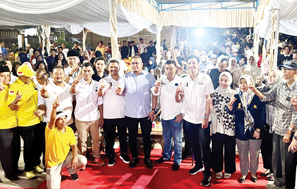 Kampanye di Sawahlunto, Andre Rosiade: Jangan Takut, Riyanda-Jeffry Paslon Pilihan Prabowo 1 DUKUNGAN— Ketua DPD Gerindra Sumbar Andre Rosiade, memberikan dukungan kepada paslon nomor urit 1 di Pilkada Sawahlunto, Riyanda-Jeffry dalam kampanye yang memasang tagline “Era Baru Sawahlunto Maju”, Minggu (27/10).