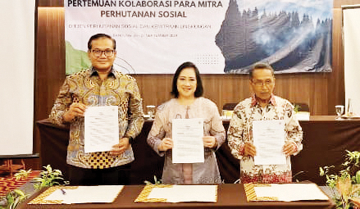 Dorong Petani Tanam Kaliandra, PT Semen Padang Lakukan PKS dengan KPH KM Sialangan 1 TEKEN KERJA SAMA— Kepala Departemen Komunikasi & Hukum Perusahaan PT Semen Padang, Iskandar Z Lubis, melakukan penandatangan Perjanjian Kerja Sama (PKS) dengan KPH.KM Sialangan Nagari Gunuang Padang Alai, Kecamatan V Koto Timur, Kabupaten Padangpariaman.