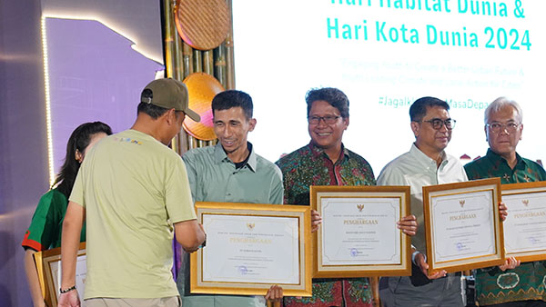 Dukung Percepatan Pembangunan Perumahan, PT Semen Padang Raih Penghargaan dari Kementerian PUPR 1 PENGHARGAAN— PT Semen Padang menerima penghargaan yang diserahkan Dirjen Perumahan, Kementerian PUPR kepada manajemen PT Semen Padang yang diwakili Kepala Unit CSR Ilham Akbar, pada acara Puncak Hari Habitat Dunia- Hari Kota Dunia di UGM Yogyakarta.