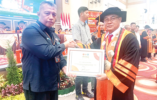 Dukung Kemajuan Pendidikan, PT Semen Padang Raih Penghargaan dari PNP 1 PENGHARGAAN— Direktur Politeknik Negeri Padang (PNP) Surfa Yondri, menyerahkan penghargaan kepada manajemen PT Semen Padang yang diwakili Staf Tanggung Jawab Sosial dan Lingkungan (TJSL), Nurwan, pada puncak Dies Natalis PNP ke-37, di Pusat Kreativitas Mahasiswa (PKM) PNP, Sabtu (5/10).