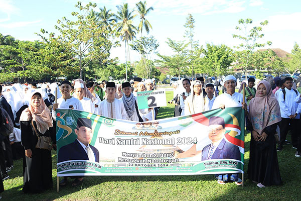 Menyambung Juang Merengkuh Masa Depan, Meriahkan Hari Santri, Ribuan Peserta Ikuti Pawai Akbar 1 PAWAI AKBAR—Arak-arakan pawai akbar dilakukan untuk memeriahkan Hari Santri Nasional di Kota Payakumbuh, Senin (21/10).