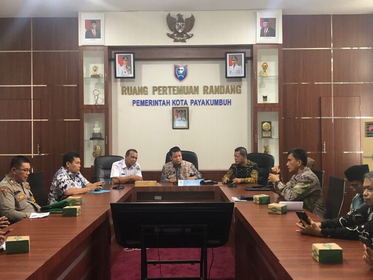 Payakumbuh jadi Tuan Rumah Kontes Ternak di Tingkat Sumbar 1 PIMPIN RAPAT—Plt. Asisten II Pemko Payakumbuh Wal Asri saat memimpin rapat persiapan Kontes Ternak dan Live Stock Expo tingkat Sumbar.