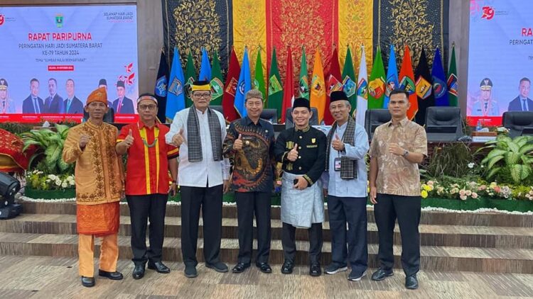 HADIRI HUT PEMPROV— Plt Bupati Pasaman Barat, Risnawanto menghadiri Sidang Paripurna Peringatan Hari Jadi Sumatera Barat ke-79 yang bertema “Sumbar Maju Bermartabat”, di Aula Kantor DPRD Provinsi Sumbar, Selasa (1/10).