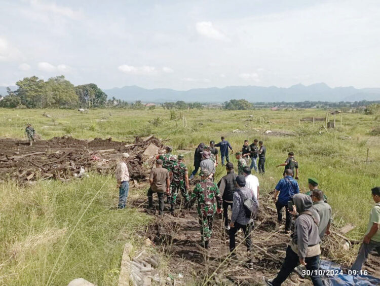 Sinergi Pemkab Agam Bersama TNI, Optimasi Lahan Perdana di Nagari Bukik Batabuah 1 OPTIMASI LAHAN— Pemerintah Kabupaten Agam bersama TNI AD dan Dinas Pertanian melaksanakan kegiatan optimasi lahan perdana di Nagari Bukik Batabuah, Kecamatan Candung, Kabupaten Agam, pada Rabu, (30/10).