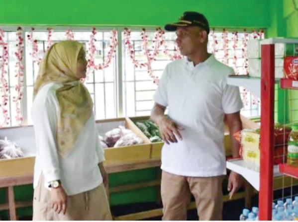 Stabilkan Harga dan Kendalikan Inflasi, Pemkab Agam Luncurkan Kios Pangan 1 TINJAU— Pj Bupati Agam, Endrizal, saat meninjau kios pangan yang didirikan oleh DKPP Agam guna menjaga ketersediaan, dan menyediakan bahan pokok berkualitas dengan harga terjangkau.