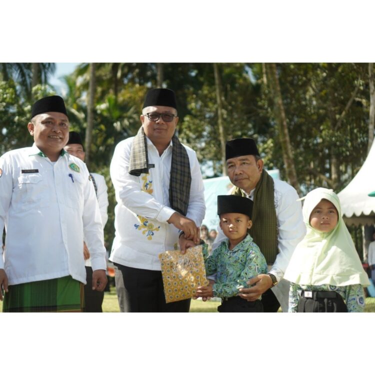 Momen Hari Santri Nasional, Pemkab Serahkan Seragam Gratis Untuk 3.354 Santri Solsel 1 SERAGAM GRATIS—Pjs. Bupati Solok Selatan yang diwakili oleh Sekretaris Daerah H. Syamsurizaldi serahkan seragma gratis.