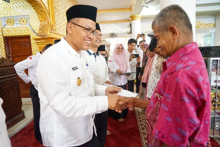 Pemkab dan Baznas Tanah Datar Salurkan Bantuan Bencana Rp574 Juta 1 SERAHKAN BANTUAN— Pjs Bupati Tanah Datar Arry Yuswandi menyerahkan secara simbolis bantuan bagi masyarakat Bencana Banjir Bandang dan Longsor yang terjadi beberapa waktu lalu, Rabu (23/10) di Masjid Raya Rambatan, Kecamatan Rambatan.