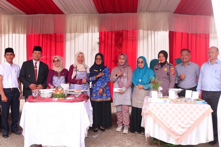 Pemko Payakumbuh Berkomitmen Mendukung Gerakan Makan Ikan 1 GERAKAN MAKAN IKAN— Sejumlah Kepala OPD menghadiri kegiatan Gerakan Makan Ikan, di Pasar Rakyat Padang Kaduduak, Payakumbuh Utara, Selasa (1/10).