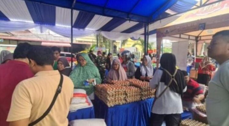 GERAKAN PANGAN MURAH— Pemko Padang melalui Dinas Perikanan dan Pangan melakukan berbagai langkah untuk menekan angka inflasi, salah satunya dengan Gerakan Pangan Murah (GPM).