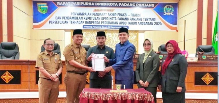 Pemko dan DPRD Padang Panjang Sepakati Perda Perubahan APBD 2024 1 KESEPAKATAN — Pj Wali Kota, Sonny Budaya Putra, Ketua DPRD Imbral, hasil penandatangan kesepakatan Ranperda Perubahan APBD Tahun 2024 menjadi Peraturan Daerah (Perda).