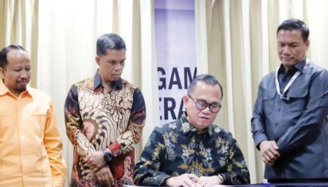 Pemkot dan DPRD Bukittinggi Bersinergi Berantas Korupsi 1 SOSIALISASI— Pemko bersama DPRD Bukittinggi mengikuti
Sosialisasi Pencegahan dan Pemberantasan Korupsi kepada Anggota Dewan Kota Bukittinggi terpilih periode 2024-2029. Sosialisasi diberikan Komisi Pemberantasan Korupsi (KPK) di Gedung Merah Putih,
Jakarta, Kamis (24/10).