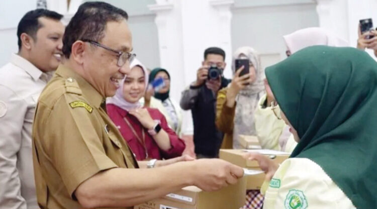 PELATIHAN PILAR SOSIAL— Pemerintah Kota melalui Dinas Sosial gelar pelatihan untuk Pilar - pilar Sosial se Kota Bukittinggi. Kegiatan ini dibuka oleh Pjs Wali Kota yang diwakili oleh Staff ahli Wali Kota Bukittinggi.