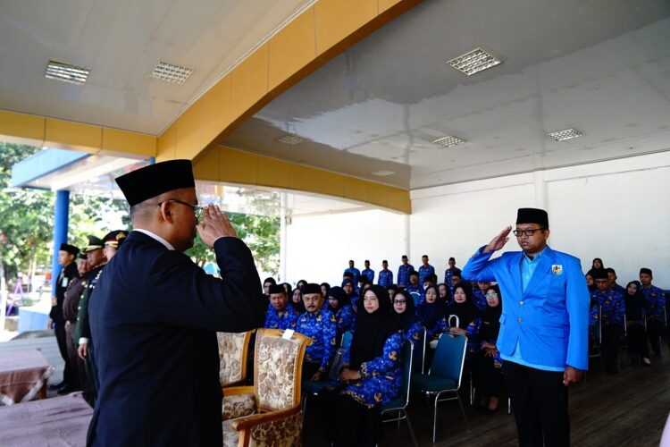 INSPEKTUR UPACARA— Pjs  Bupati Tanah Datar Arry Yuswandi saat menerima laporan dari komandan upacara peringatan Hari Sumpah Pemuda, Senin (28/10).
