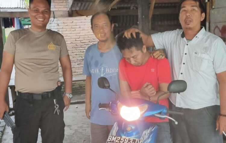 Terekam CCTV saat Beraksi, Pencuri Motor Ditangkap 1 PENCURI MOTOR— Pelaku Budi Efriayanto (42) yang terlibat kasus pencurian sepeda motor ditangkap jajaran
Polsek Nanggalo.
