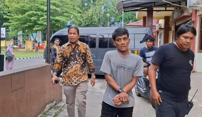 Pencuri Motor Diciduk usai Kabur ke Luar Negeri, Hasil Penjualan Dihabiskan di Malaysia 1 PENCURI MOTOR— Pelaku Riko (40) ditangkap Tim Klewang Polresta Padang atas kasus pencurian sepeda motor.