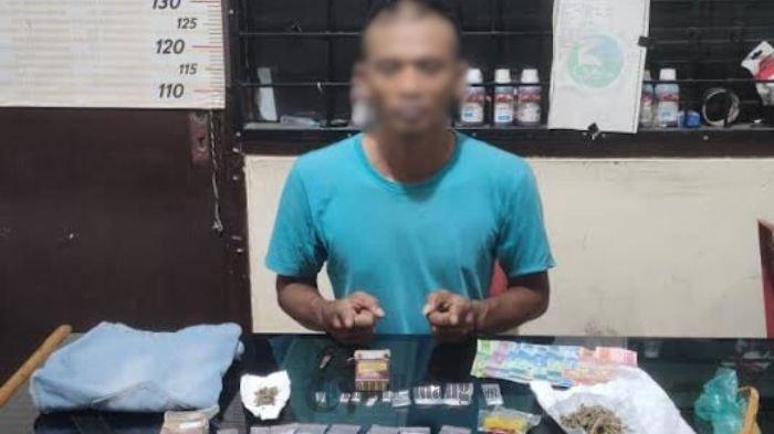 Antarkan Pesanan, Pengedar Dibekuk di Pinggir Jalan, Sabu dan Ganja Disita Polisi 1 PENGEDAR— Pelaku J (41) yang diduga sebagai pengedar sabu dan ganja ditangkap jajaran Satresnarkoba Polres Payakumbuh.