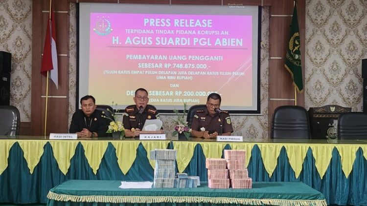 Mantan Ketua KONI Padang Lunasi Uang Pengganti Korupsi dan Denda, Kejari Padang: Terpidana Tak Perlu Jalani Hukuman Tambahan 1 LUNAS— Pembayaran uang pengganti dan denda oleh terpidana korupsi dana hibah KONI Padang Agus Suardi kepada Kejari Padang.