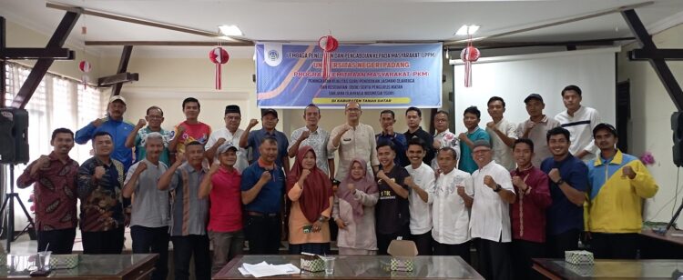 FOTO BERSAMA—Prof. Dr. Bafirman HB, M.Kes AIFO dan Dr. Damrah, FIK didampingi anggota tim Fiky Zarya. M.Or, Kadisdik Efridedi dan Kepsek SMPN1 Yuhardi foto bersama peserta pelatihan.