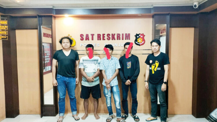 Demo Anarkis, Kantor Wali Nagari Tamparungo Dirusak, Polisi Amankan 3 Pelaku 1 RUSAK KANTOR— Tiga pelaku yang terlibat kasus perusakan kantor wali nagari diamankan Satreskrim Polres Sijunjung.