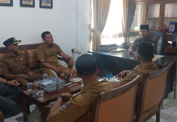 Forum Wali Nagari Limapuluh Kota Datangi KPU 1 KUNJUNGI KPU— Perwakilan wali nagari melakukan pertemuan dengan KPU Kabupaten Limapuluh Kota.