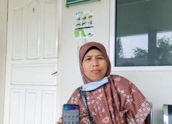 Peserta JKN Maksimalkan Fitur Antrian Online di Mobile JKN 1 TRANSFROMASI DIGITAL— Defi Indriani (51) mengaku terbantu dengan adanya transformasi digital oleh BPJS Kesehatan. Salah satu inovasi yang sering digunakannya adalah fitur antrian online di Aplikasi Mobile JKN.