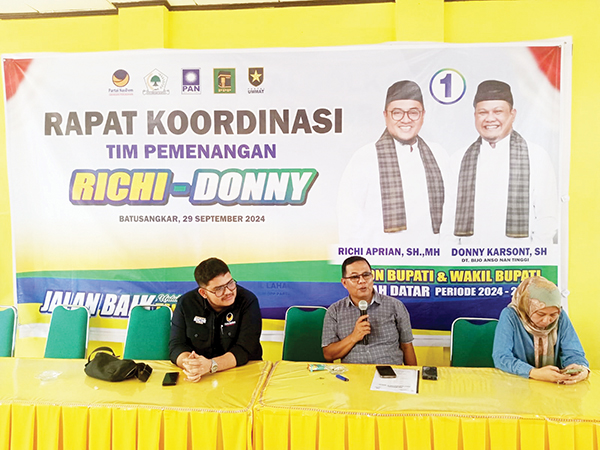 Elektabilitas Meningkat, Paslon Richi-Donny Optimistis Gaet Swing Voter 1 KETERANGAN PERS— Ketua harian pemenangan paslon Richi Aprian-Donny Karsont, Anton Yondra bersama Evan Muhammad Rizal dan anggota berdampingan memberikan keterangan pers, Minggu (29/9).