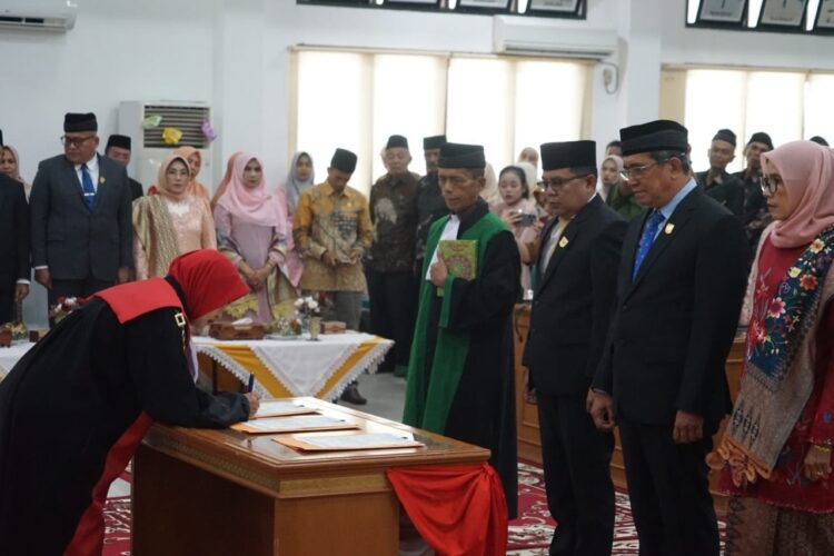Pimpinan DPRD Tanah Datar 2024-2029 Dilantik 1 PELANTIKAN PIMPINAN DPRD— Ketua Pengadilan Negeri Batusangkar Sylvia Yudhiastika, melantik pimpinan DPRD Kabupaten Tanah Datar periode 2024-2029.
