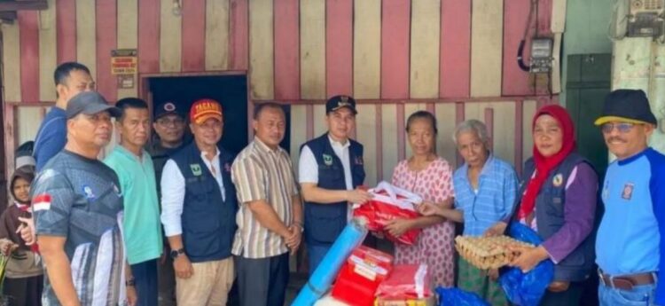 Pemko Sawahlunto Gerak Cepat Bantu Korban Kebakaran 1 SERAHKAN—Pj Wali Kota Sawahlunto Fauzan Hasan bersama anggota DPRD Sawahlunto Masril serahkan bantuan tanggap darurat bencana untuk korban kebakaran di Desa Muaro Kalaban.