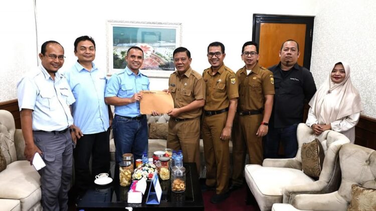 KUNJUNGAN — Pj Sekdako Pariaman Yaminu Rizal menerima kunjungan Dirut Padang Ekspres