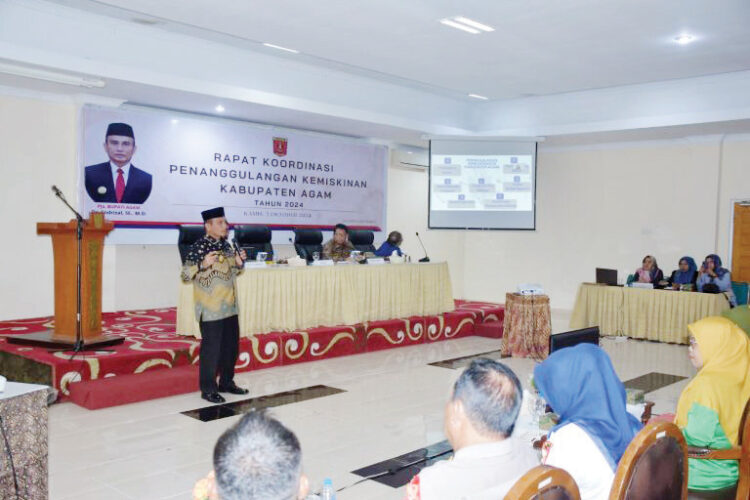 Jadi Program Utama Pemerintah, Pemkab Agam Instruksikan OPD Tuntaskan Angka Kemiskinan 1 RAPAT KOORDINASI— Pjs Bupati Agam Endrizal memimpin rakor penanggulangan kemiskinan Kabupaten Agam, di Aula Kantor Bappeda Agam, Kamis (3/10).