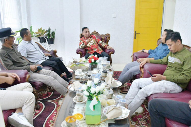 Pjs Bupati Agam Ajak Wali Nagari Kolaborasi demi Kesejahteraan Masyarakat 1 SILATURAHMI— Pejabat Sementara (Pjs) Bupati Agam, Dr. Endrizal, SE, MSi, bersilaturahmi dengan seluruh Wali Nagari se-Kecamatan Banuhampu, di Kantor Camat Banuhampu Sabtu (26/10).