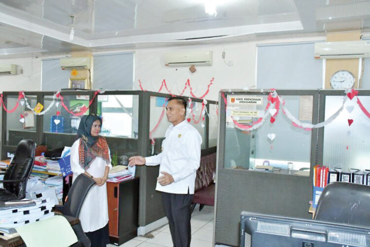 KUNJUNGAN SILATURAHMI— Pjs Bupati Agam, Endrizal, mengadakan kunjungan silaturahmi ke beberapa instansi 
di lingkungan Sekretariat Pemerintah Kabupaten Agam, Rabu (16/10).