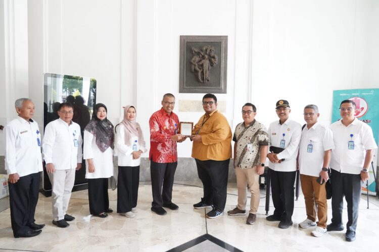 KUNJUNGAN KERJA— Pjs Bupati Tanah Datar Arry Yuswandi saat melakukan kunjungan kerja ke PT. Biofarma di jalan Pasteur, Kecamatan Sukajadi Kota Bandung, Jawa Barat.