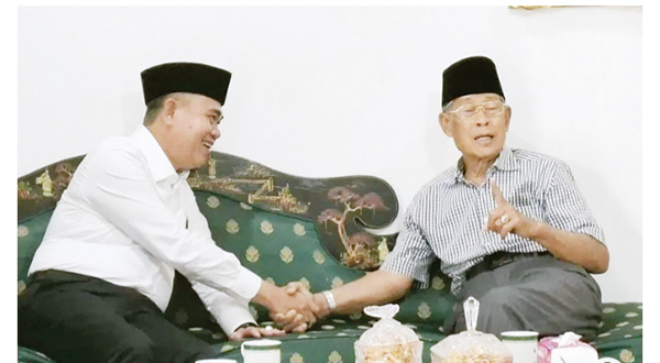 Pjs Wako Hani Rustam Silaturrahmi dengan Tokoh Bukittinggi 1 SILATURAHMI— Pjs Wako Bukittinggi, Hani Syopiar Rustam bersilaturahmi dengan dua tokoh Bukittinggi, Djufri, mantan Wako Bukittingi, dan H. Nelson, Senin (7/10).